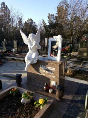 Дитячі пам'ятники на могилу
